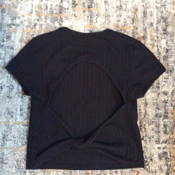 BUNDLE OF 4 SUPER CUTE, SIZE MEDIUM CROP TOPS! - Picture 7 of 7